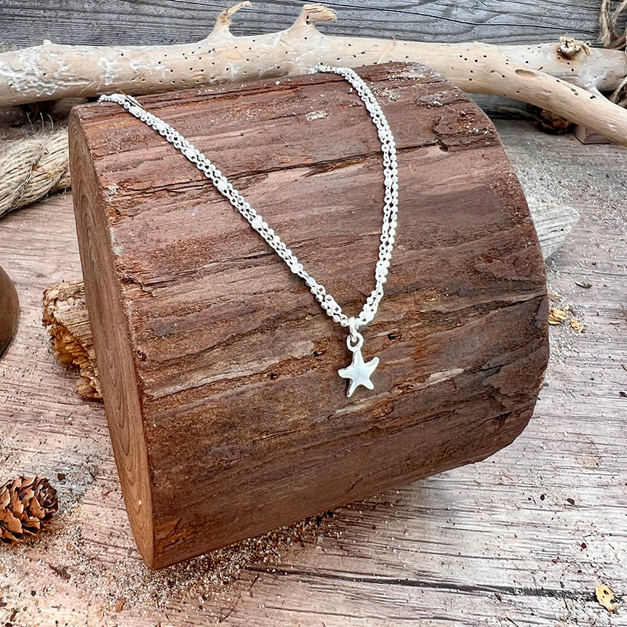 Collier femme double rang THE BEACH IS BACK – chaîne perles émaillées blanches, chaîne boules facettées scintillantes et pendentif étoile de mer argent 925