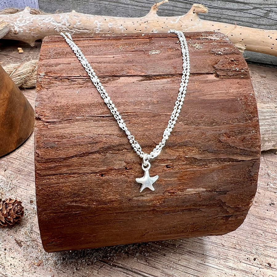 Collier femme double rang THE BEACH IS BACK – chaîne perles émaillées blanches, chaîne boules facettées scintillantes et pendentif étoile de mer argent 925