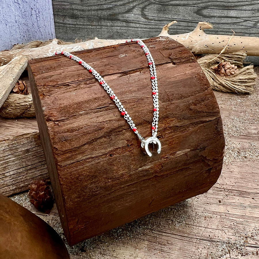 Collier femme double rang LUCKY ME, I’M SPICY – chaîne perles émaillées rouges et pendentif fer à cheval miroir argent 925