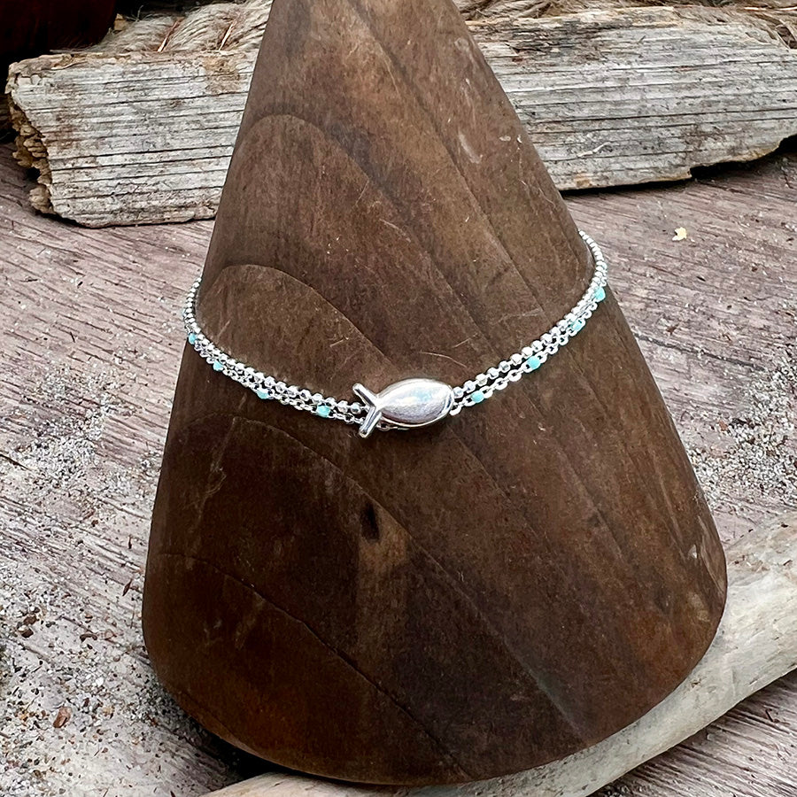 Bracelet femme double-rang TINY FISH, BIG CRUSH – chaîne perles émaillées turquoise, chaîne boules facettées argent 925 et pendentif poisson miroir