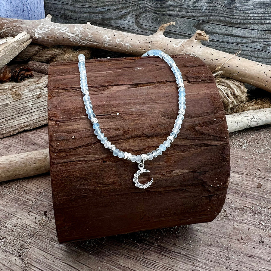 Collier femme SEND ME TO THE MOON, BUT FIRST CHAMPAGNE! – perles d’aigue-marine facettées, pendentif lune zircons façon diamant et argent 925