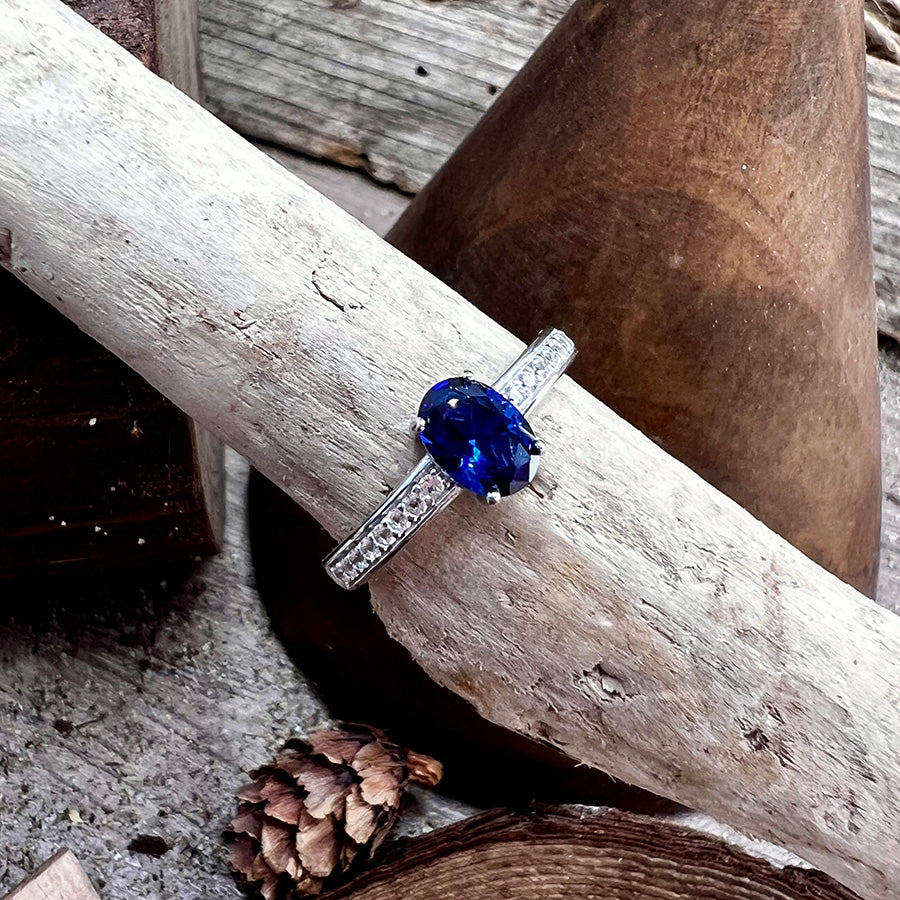 Bague femme BLUE-BLOODED & BITCHY – pierre bleue ovale façon saphir et anneau pavé de zircons argent 925