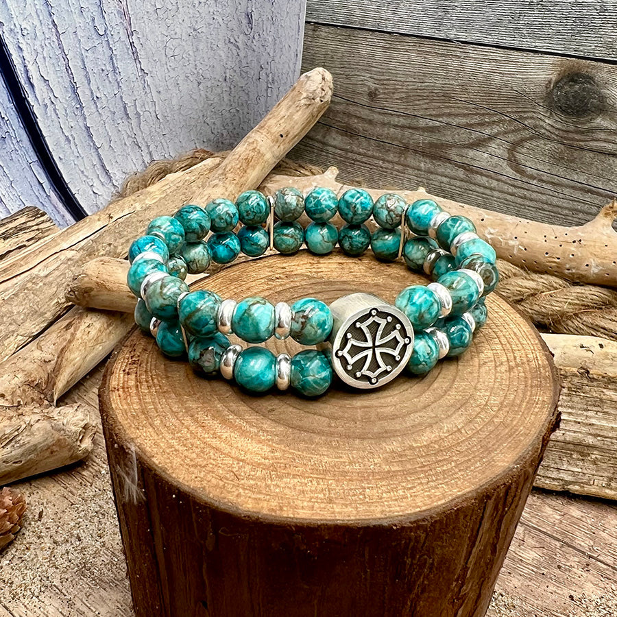 Bracelet homme double rang BLUE HERITAGE – perles de turquoise sud-africaine 8 mm, palet signature croix occitane et argent 925