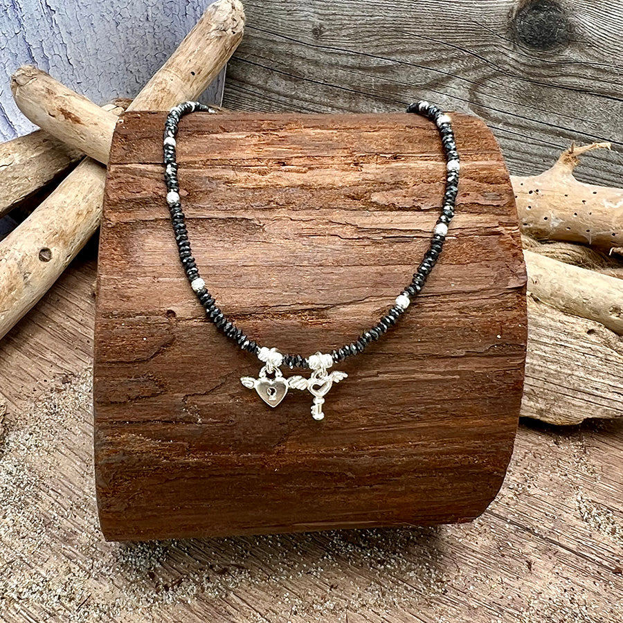 Collier femme KEEP OUT, DARLING, I'M BUSY – perles d’hématite facettées, pendentifs cœur cadenas et clé ailée en argent 925