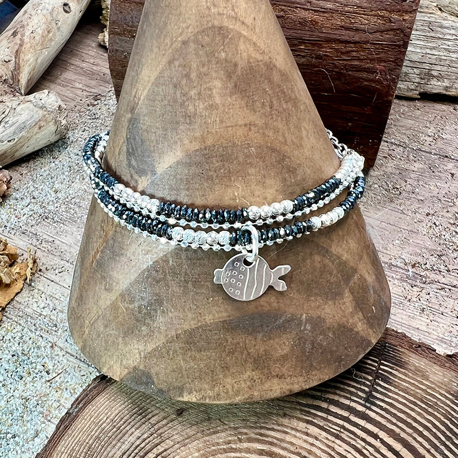 Bracelet femme multi-rang FISH ME DEADLY – perles facettées d’hématite, pendentif poisson cartoon et argent 925