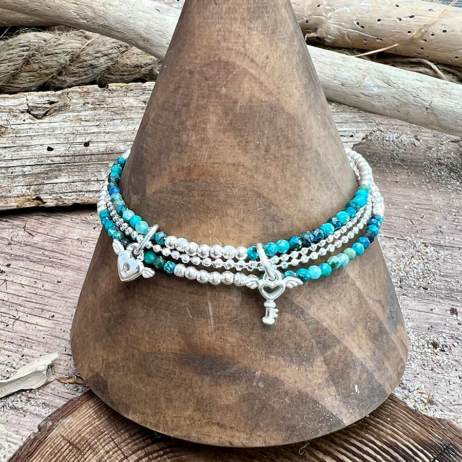 bracelet femme multi-rang DON’T TEXT, I’M TANNING – perles d'azurite, pendentifs cadenas cœur ailé et clé ailée, chaîne boules facettées et argent 925