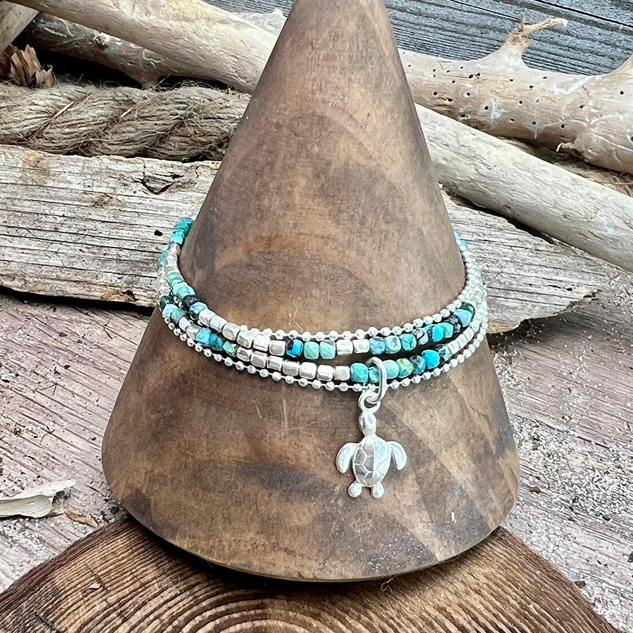 bracelet femme multi-rang I DON’T RUSH, I SPARKLE – perles carrées de turquoise véritable, pendentif tortue en argent 925, chaîne boules facettées et argent 925