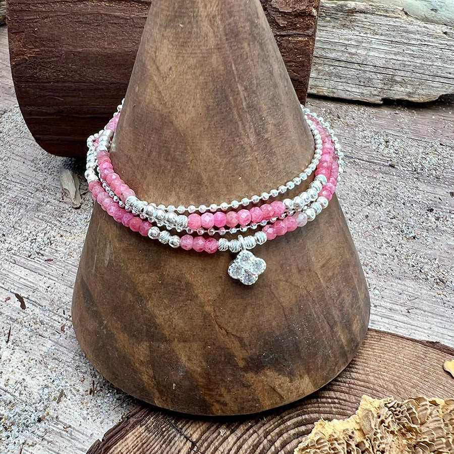 Bracelet femme multi-rang RUBY & RUMORS – perles rondelles de rubis naturel, pendentif trèfle zircons façon diamant et argent 925