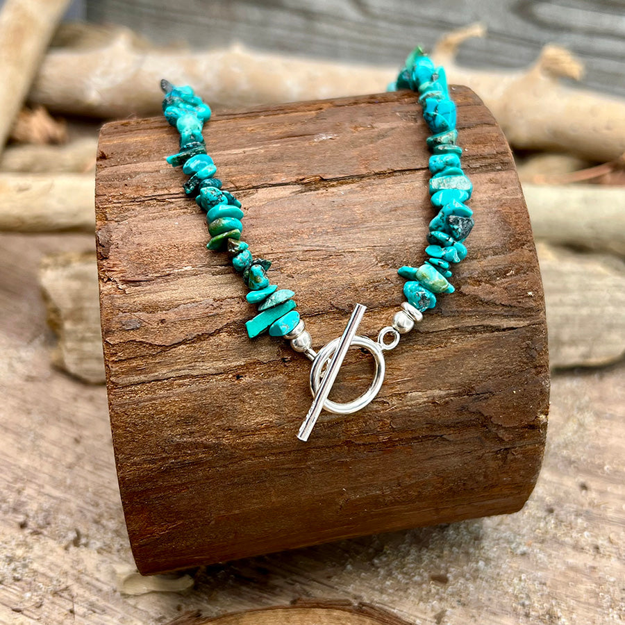 Collier femme BLUE LAGOON, NO ICE – perles chips de turquoise du Nevada véritable, fermoir toggle minimaliste et argent 925