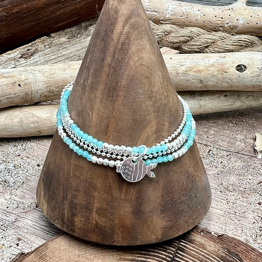 Bracelet femme multi-rang FISH & CHIC – perles d’amazonite facettées, pendentif poisson et argent 925