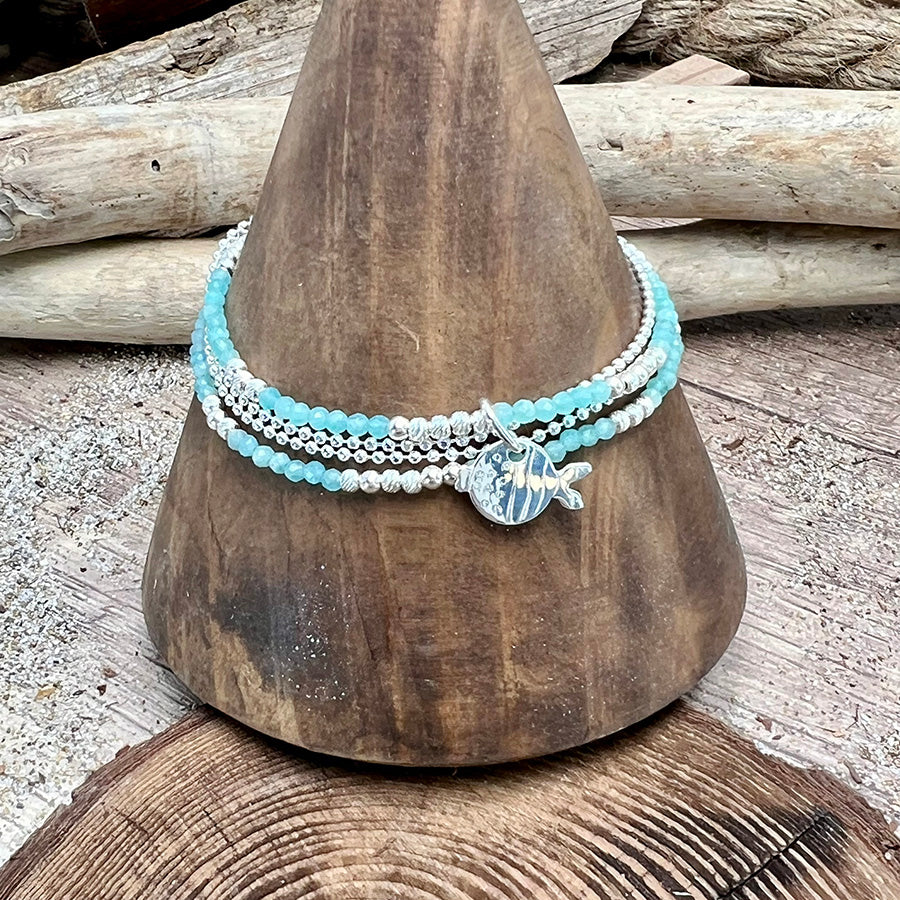 Bracelet femme multi-rang FISH & CHIC – perles d’amazonite facettées, pendentif poisson et argent 925