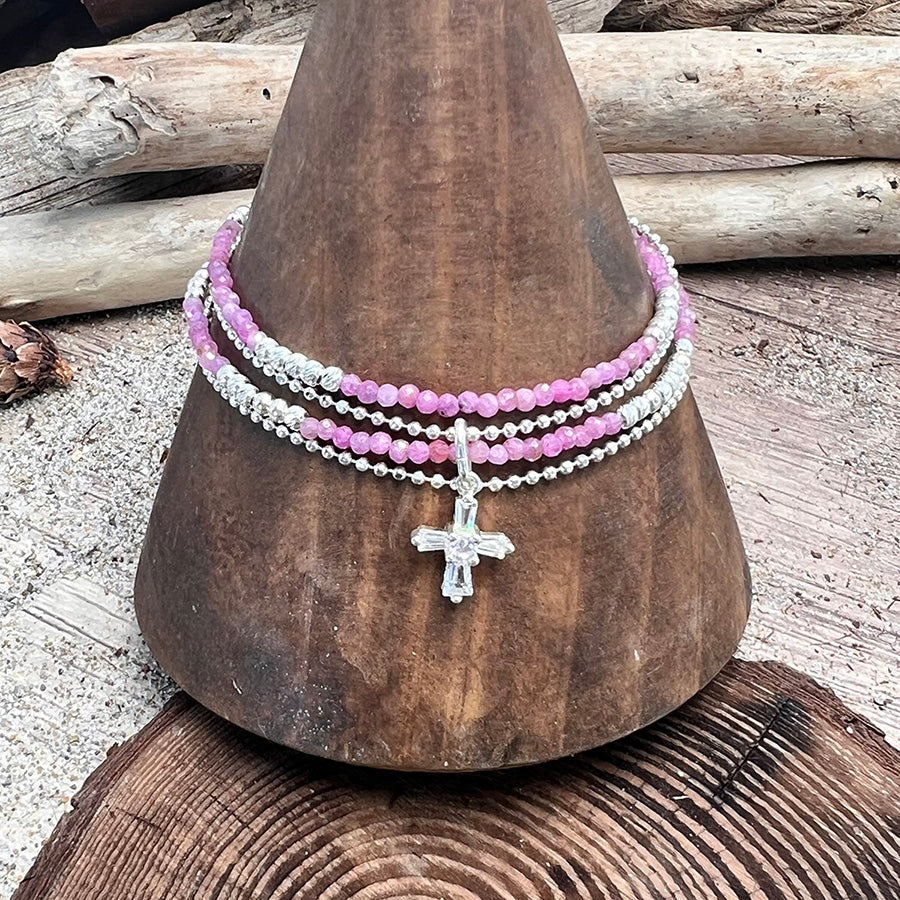Bracelet femme multi-rang PINK MARTINI – perles de rubis naturel, pendentif croix zircon baguette et argent 925