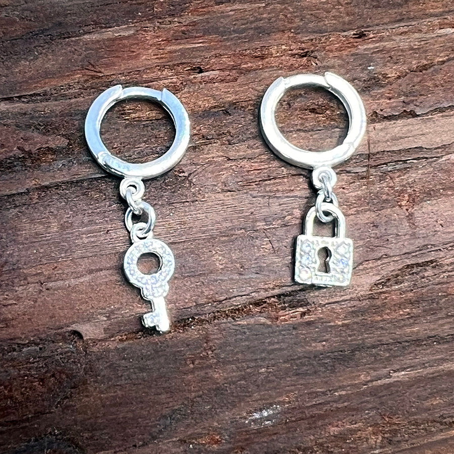 Boucles d’oreilles femme créoles UNLOCK ME BABY – pendentifs clé et cadenas zircons et argent 925