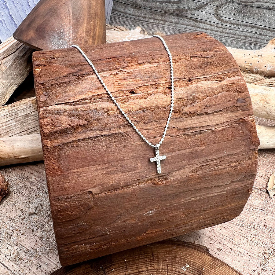 Collier femme ICE ON THE LINE – chaîne boules facettées scintillantes, pendentif croix zircons façon diamant et argent 925