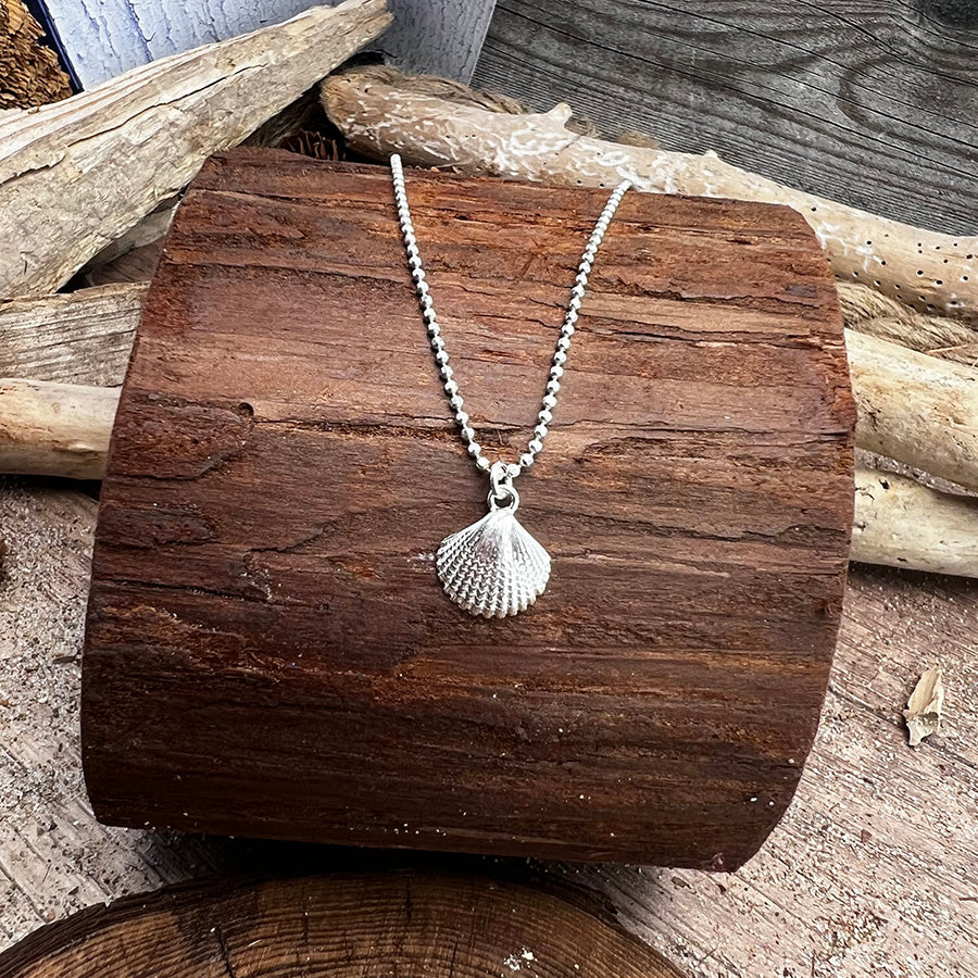 Collier femme SEA-DUCTIVE SHELL – chaîne boules facettées scintillantes, pendentif coquillage oversize et argent 925
