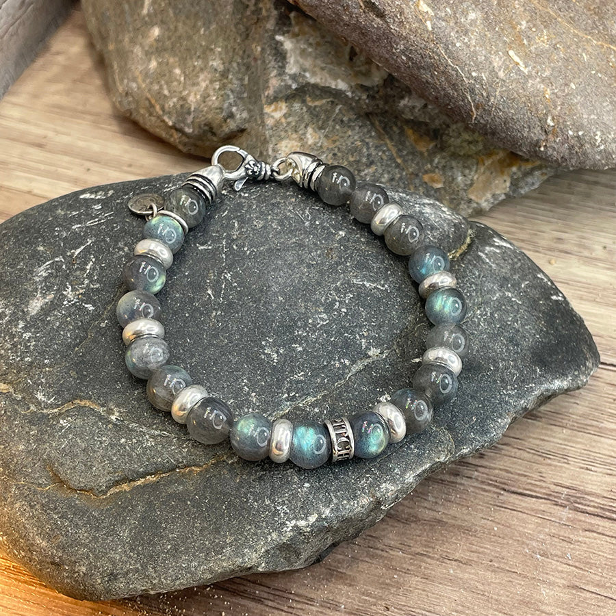 Bracelet homme DIRTY RAINBOW – perles de labradorite 8 mm, donut artisanal et fermoir mousqueton argent 925