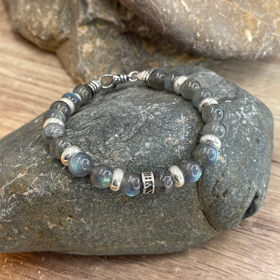 Bracelet homme DIRTY RAINBOW – perles de labradorite 8 mm, donut artisanal et fermoir mousqueton argent 925