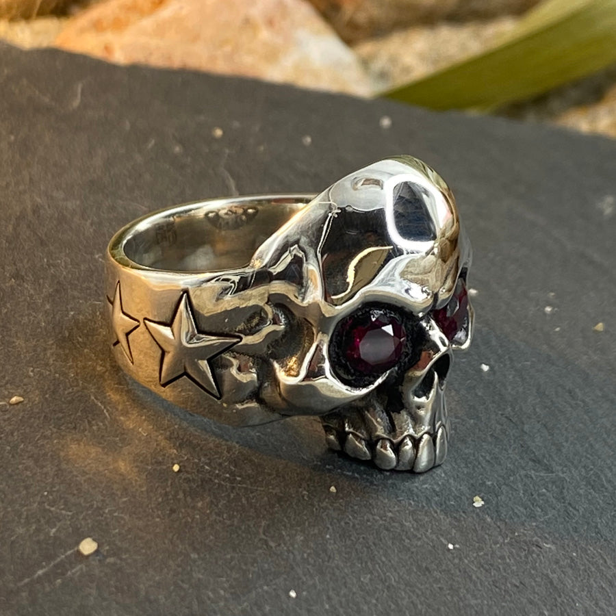 Chevalière tête de mort homme JOHN DOE – argent 925 et étoiles signature
