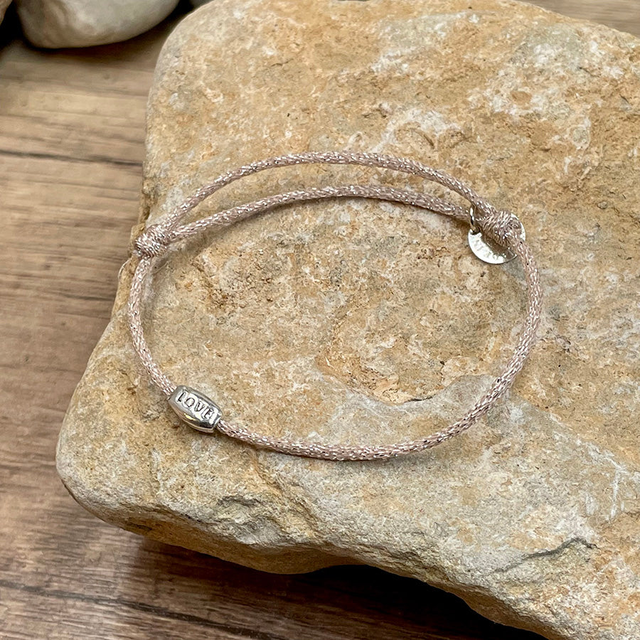 LUSTER PINK BRACELET CORDON SCINTILLANT MOKUBA ROSE POUDRÉ ET PENDENTIF OVALE AVEC GRAVURE "LOVE" EN ARGENT 925