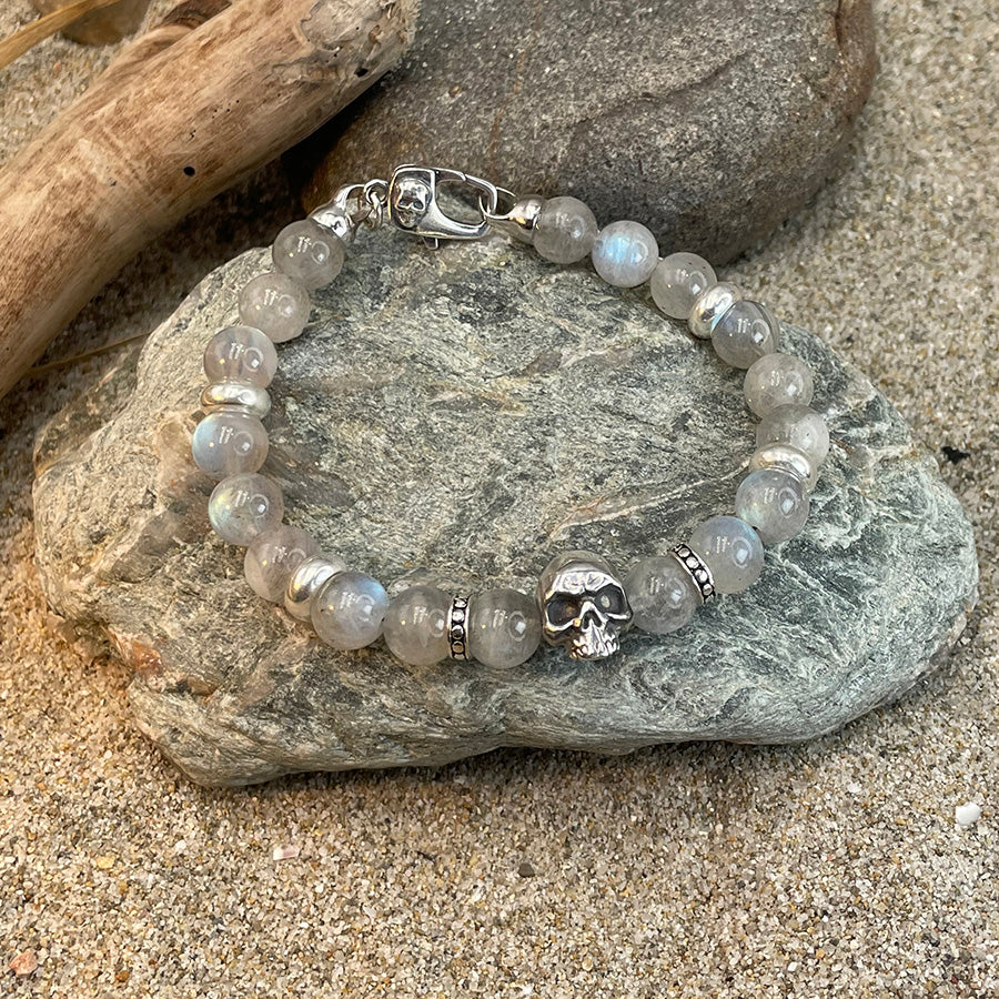 Bracelet homme DARK SIDE OF GLAM – perles de labradorite 8 mm, tête de mort signature argent 925 et fermoir mousqueton skull