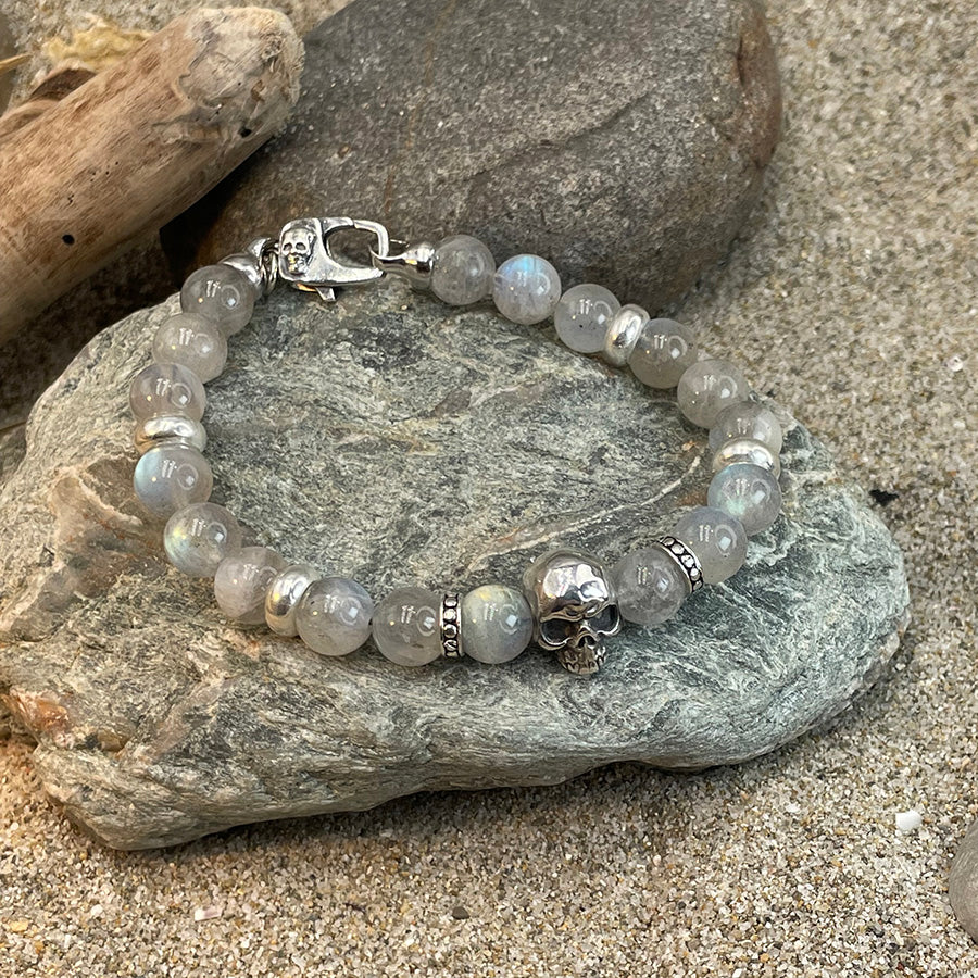 Bracelet homme DARK SIDE OF GLAM – perles de labradorite 8 mm, tête de mort signature argent 925 et fermoir mousqueton skull
