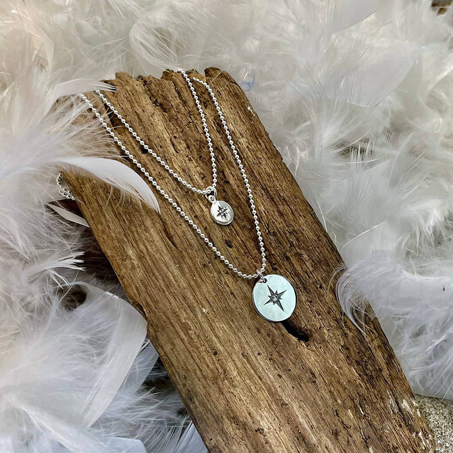 Collier femme DOUBLE SHINE en argent 925 – Double rang chaînes boules facettées fine & épaisse, médailles miroir avec zircons étoile du Nord