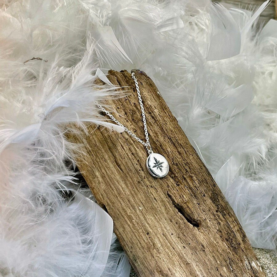 Collier femme en argent 925 – BURN MY GALAXY, médaille étoile du Nord & chaîne boules diamantées