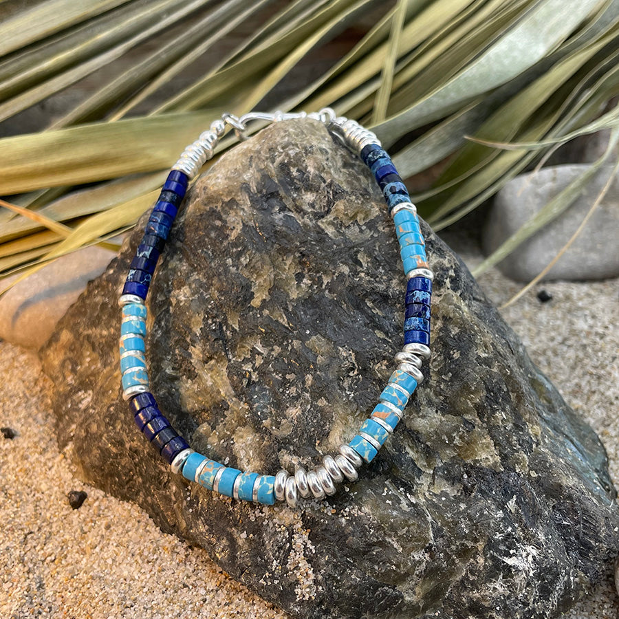 Bracelet homme surfeur MIDNIGHT SURFER – perles heishi jaspe impérial et lapis-lazuli, intercalaires et fermoir mousqueton en argent 925