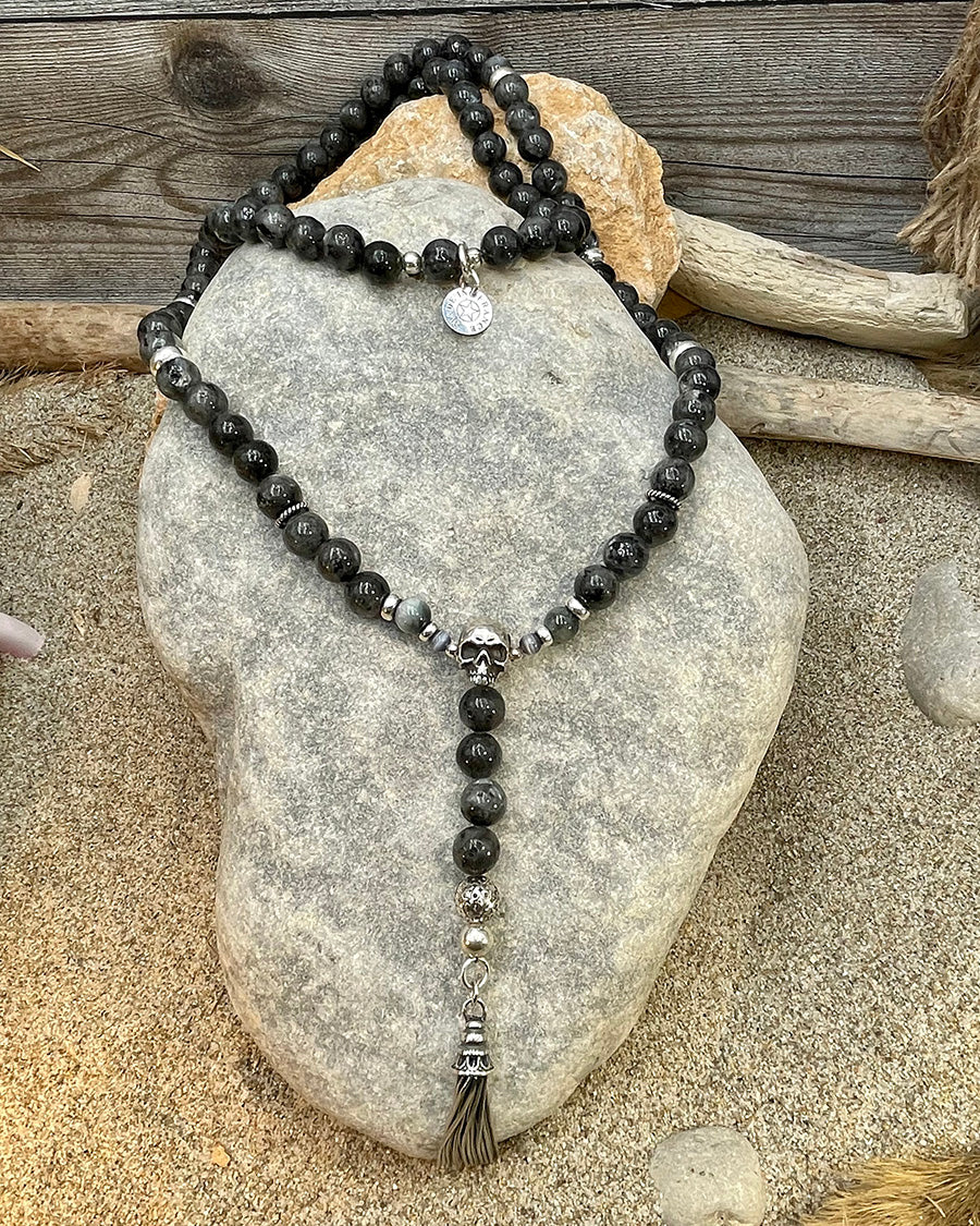 Collier homme BONE TO BE WILD – perles de larvikite de Norvège, perles d’œil d’aigle, tête de mort signature et pompon argent 925