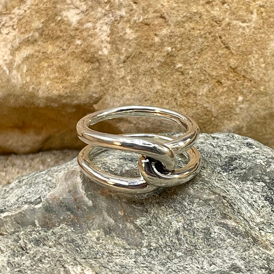 Bague femme NO STRINGS ATTACHED – anneaux fusionnés en argent 925, design twisté & couture