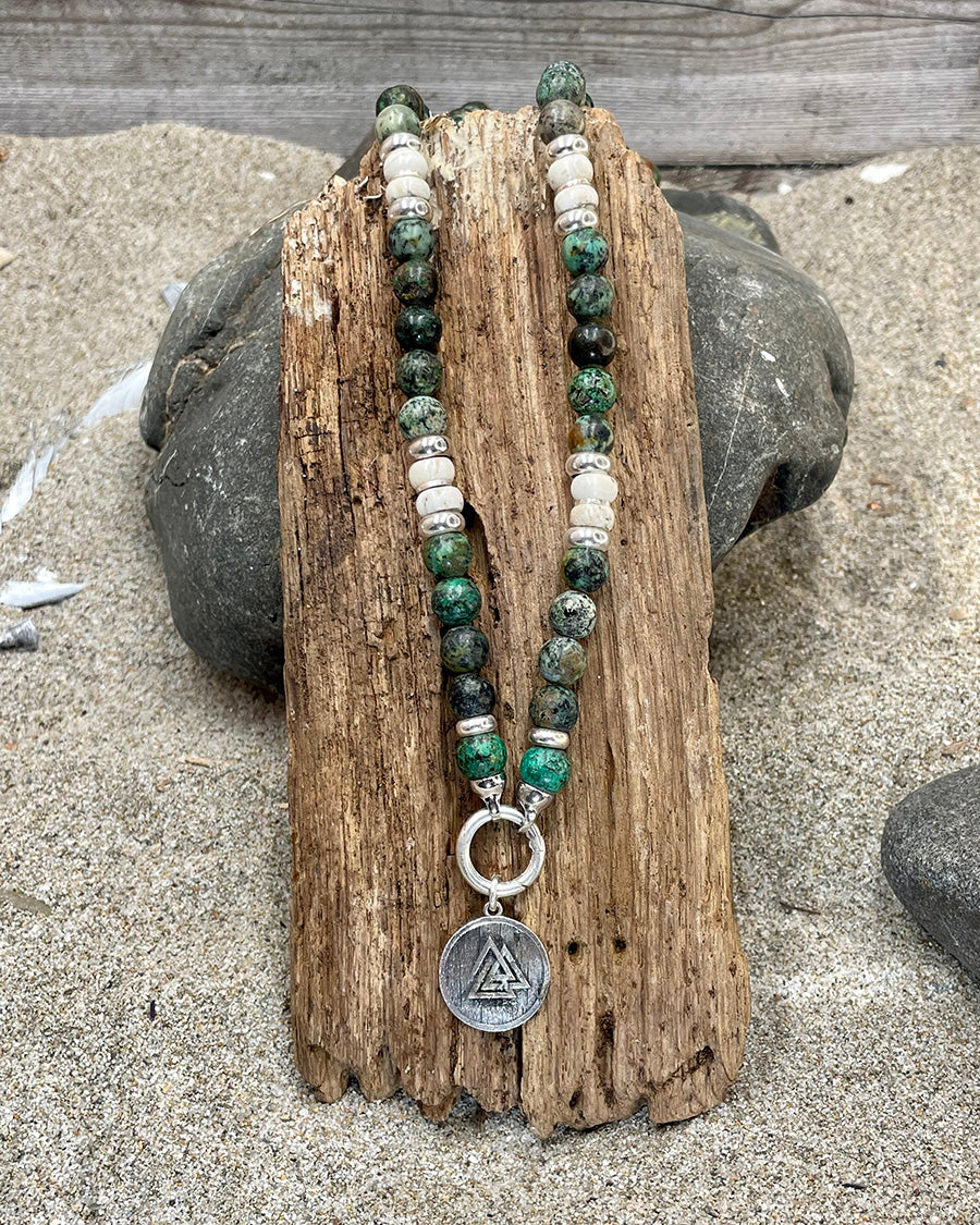 Collier homme DRUNKEN SAILOR – perles de turquoise africaine, perles de river stone, pendentif boussole viking et fermoir mousqueton argent 925