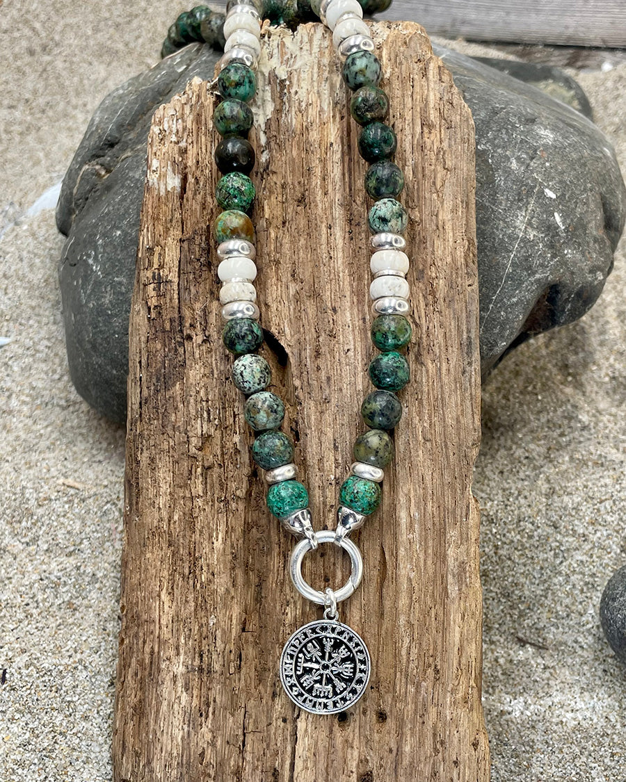 Collier homme DRUNKEN SAILOR – perles de turquoise africaine, perles de river stone, pendentif boussole viking et fermoir mousqueton argent 925