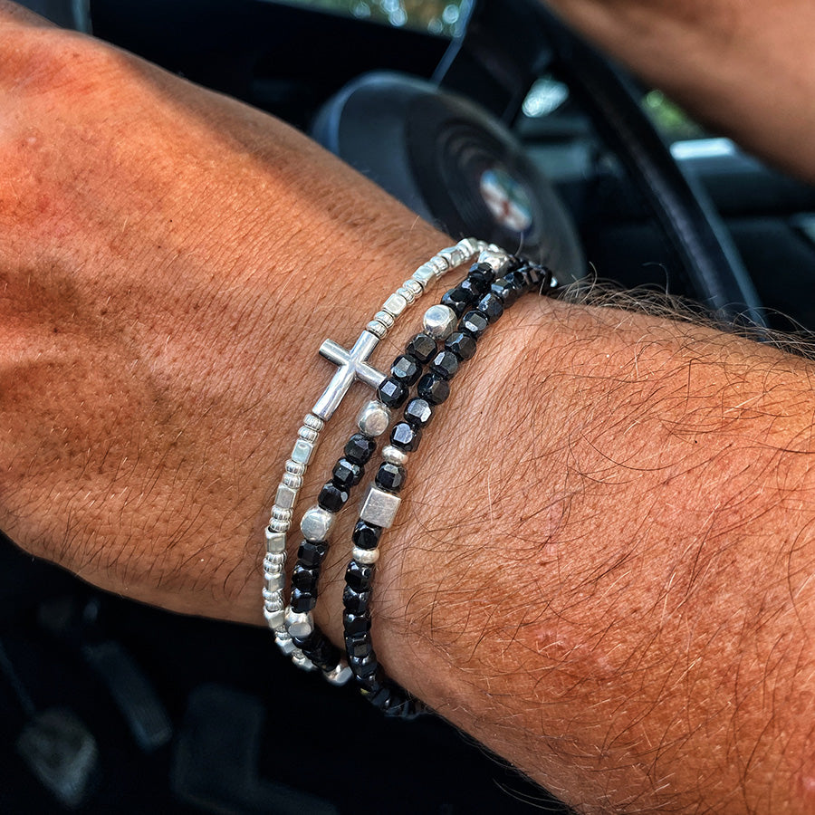 Bracelet homme HOLY BASTARD – perles carrées et rondelles texturées, croix argent 925 et fermoir fleur de lys