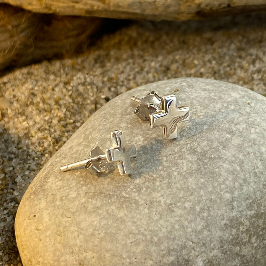Boucles d’oreilles unisexe PLUS IS MORE – puces croix argent 925 poli miroir 11 mm