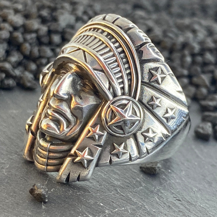 Chevalière tête d’indien homme SITTING BULL – argent 925 et étoiles signature