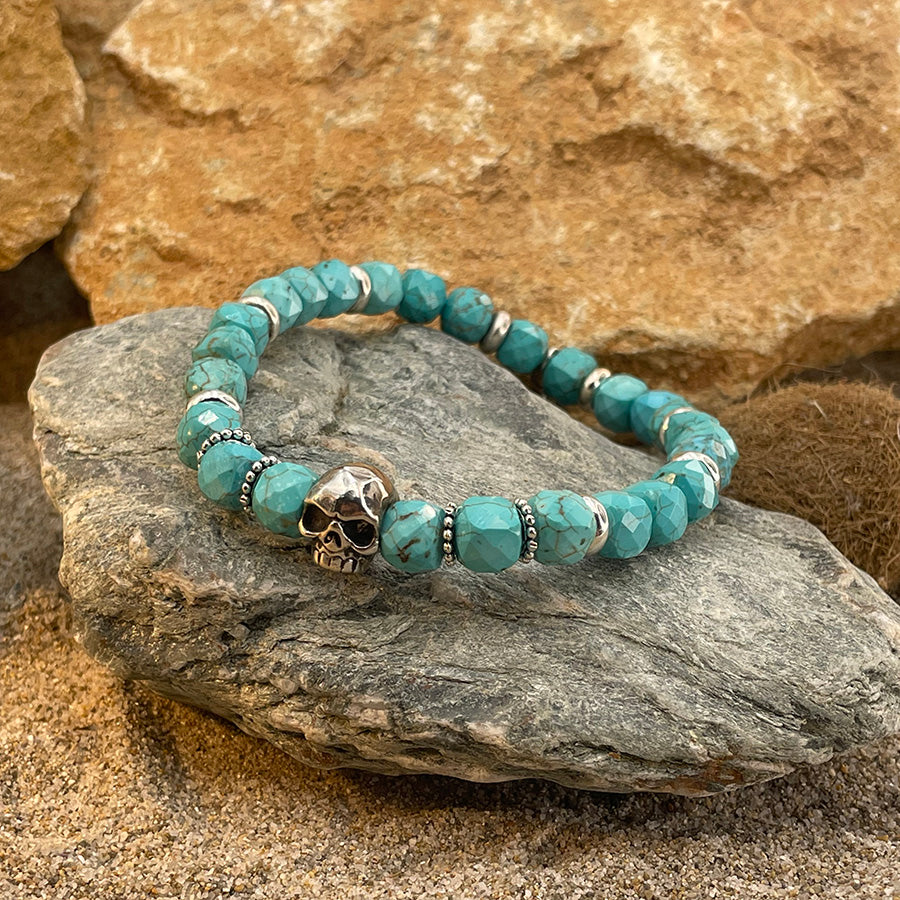 CRUNK BRACELET HOMME EN PERLES CARRÉES DE TURQUOISES INTERCALAIRE TÊTE DE MORT EN ARGENT 925