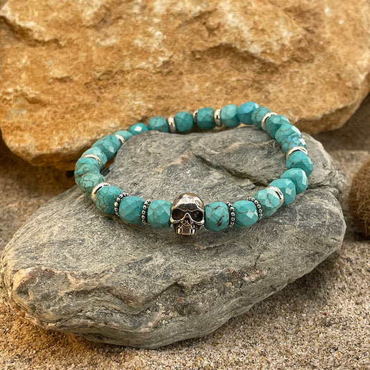 CRUNK BRACELET HOMME EN PERLES CARRÉES DE TURQUOISES INTERCALAIRE TÊTE DE MORT EN ARGENT 925