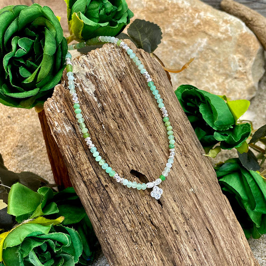 EMOTIONAL STATE COLLIER EN PERLES DE CHRYSOPRASE ET PENDENTIF TRÈFLE EN ZIRCONS ET ARGENT 925