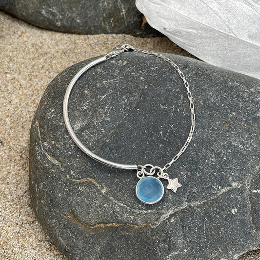 FIRMAMENT BRACELET DEMI JONC AVEC PENDENTIF EN CALCÉDOINE BLEUE  EN ARGENT 925