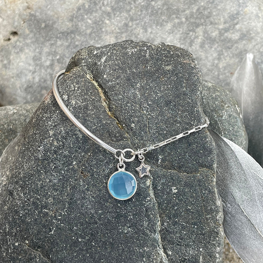 FIRMAMENT BRACELET DEMI JONC AVEC PENDENTIF EN CALCÉDOINE BLEUE  EN ARGENT 925