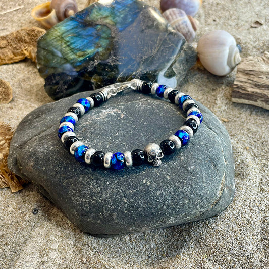 Bracelet homme BLUE HELL – perles d’onyx 8 mm,  skull signature et fermoir mousqueton argent 925