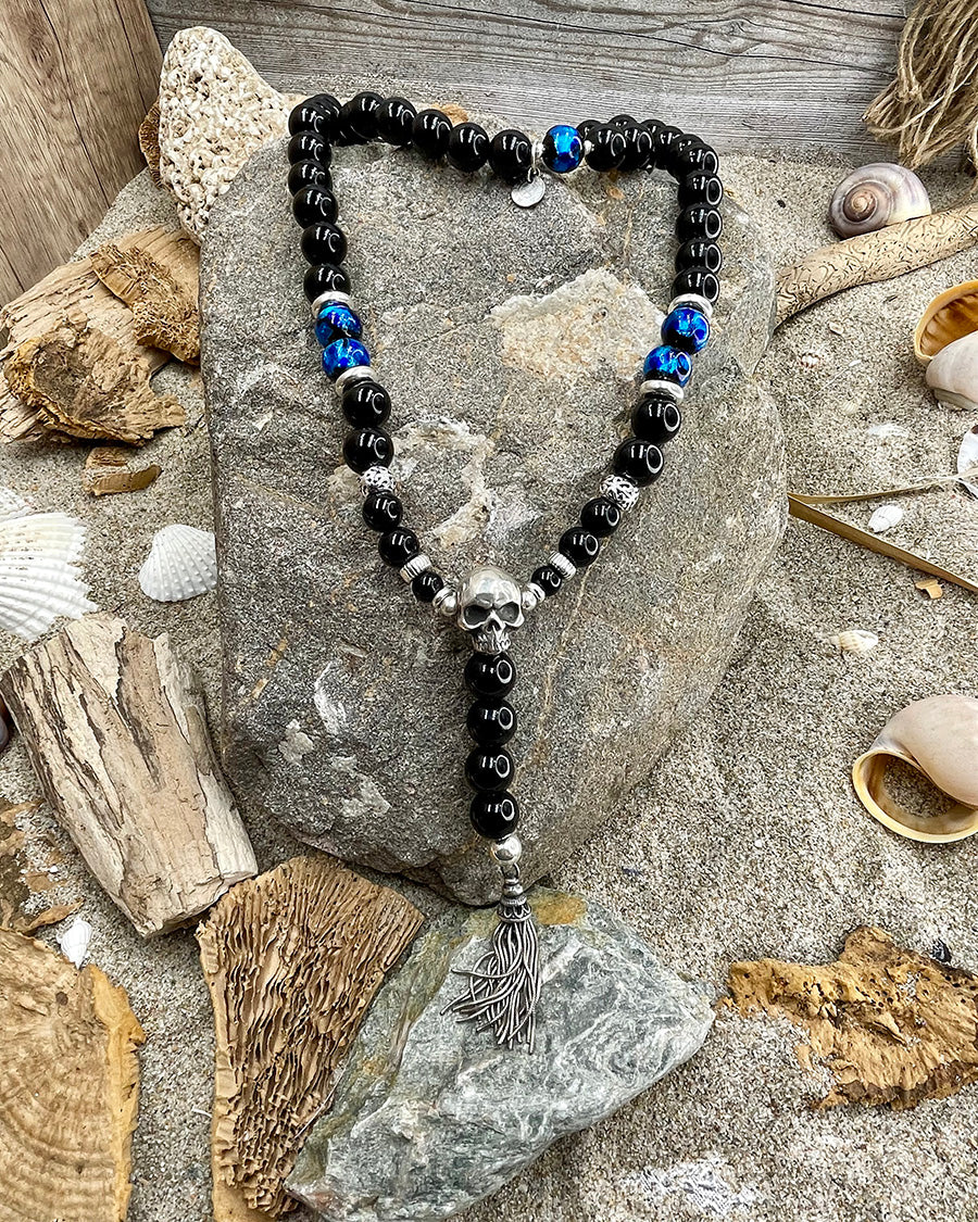 Collier homme chapelet revisité DARK PRAYER – perles d’onyx 10 mm, tête de mort signature et pompon en argent 925