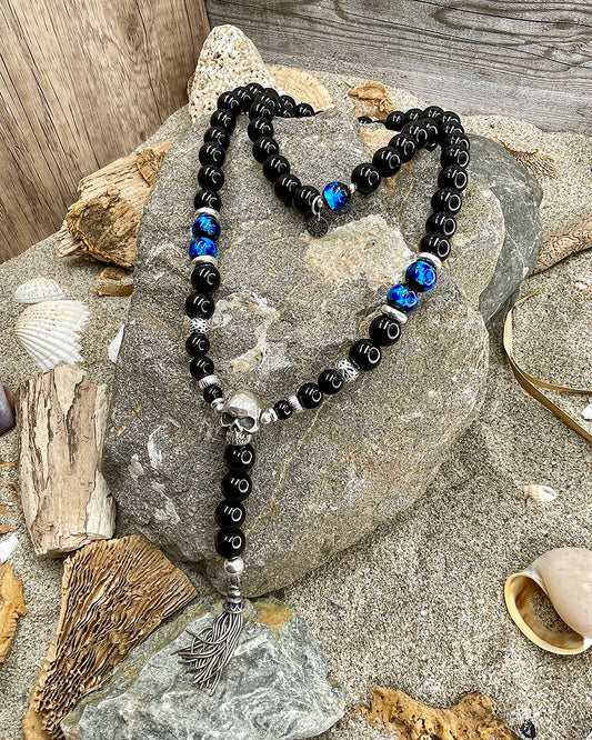 Collier homme chapelet revisité DARK PRAYER – perles d’onyx 10 mm, tête de mort signature et pompon en argent 925