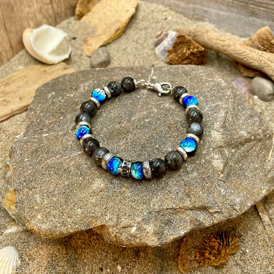 Bracelet homme BLUE CONDESCENDENCE – perles de larvikite 10 mm, donut signature et fermoir mousqueton argent 925