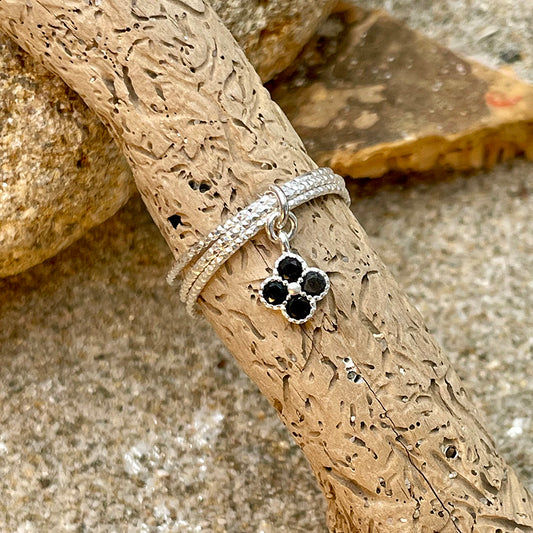 GRIMOIRE BAGUE MULTI RANGS ANNEAUX DIAMANTÉS AVEC PENDENTIF TRÈFLE EN ONYX ET ARGENT 925