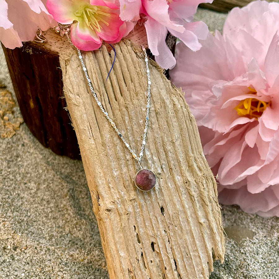 LOVELY IN BLUSH COLLIER CHAÎNE CUBES DIAMANTÉES ET PENDENTIF EN RHODONITE ET ARGENT 925