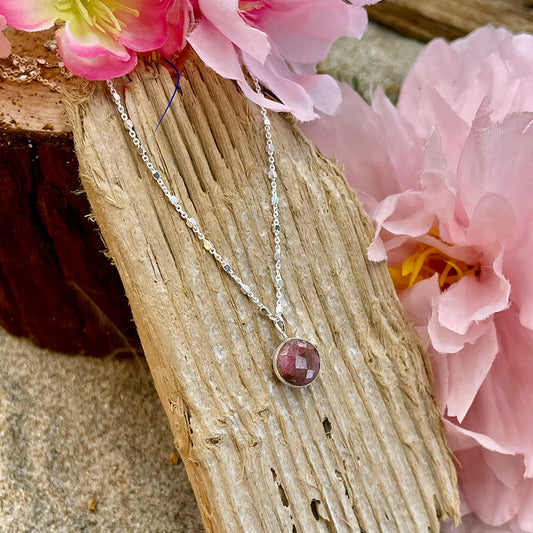 LOVELY IN BLUSH COLLIER CHAÎNE CUBES DIAMANTÉES ET PENDENTIF EN RHODONITE ET ARGENT 925