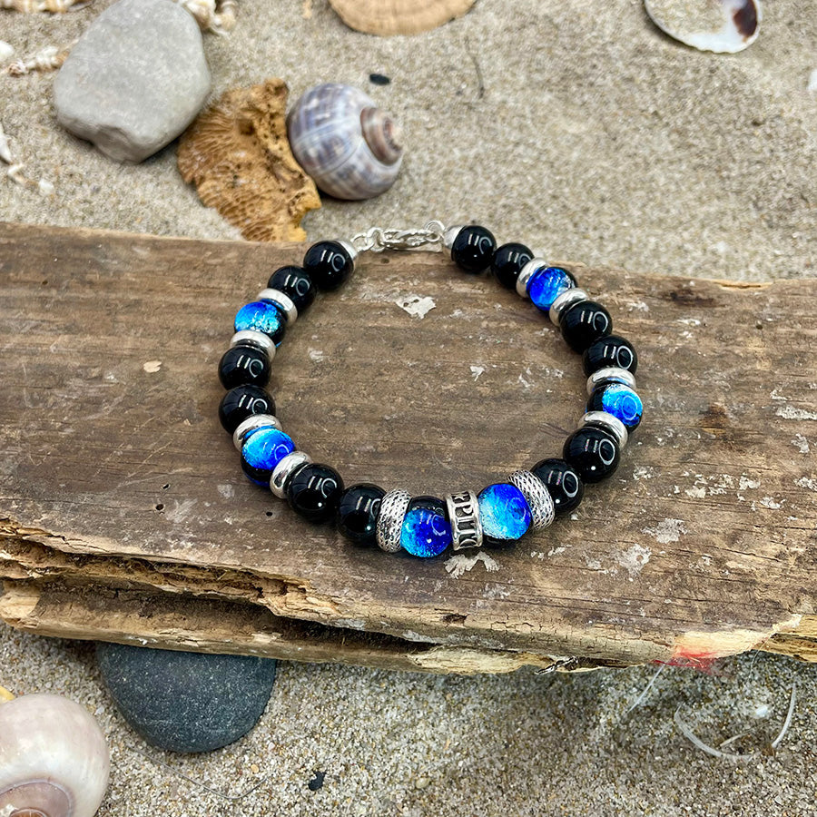 Collier homme BLUE BLOOD RULES – perles d’onyx 10 mm, donut signature et fermoir fleur de lys argent 925