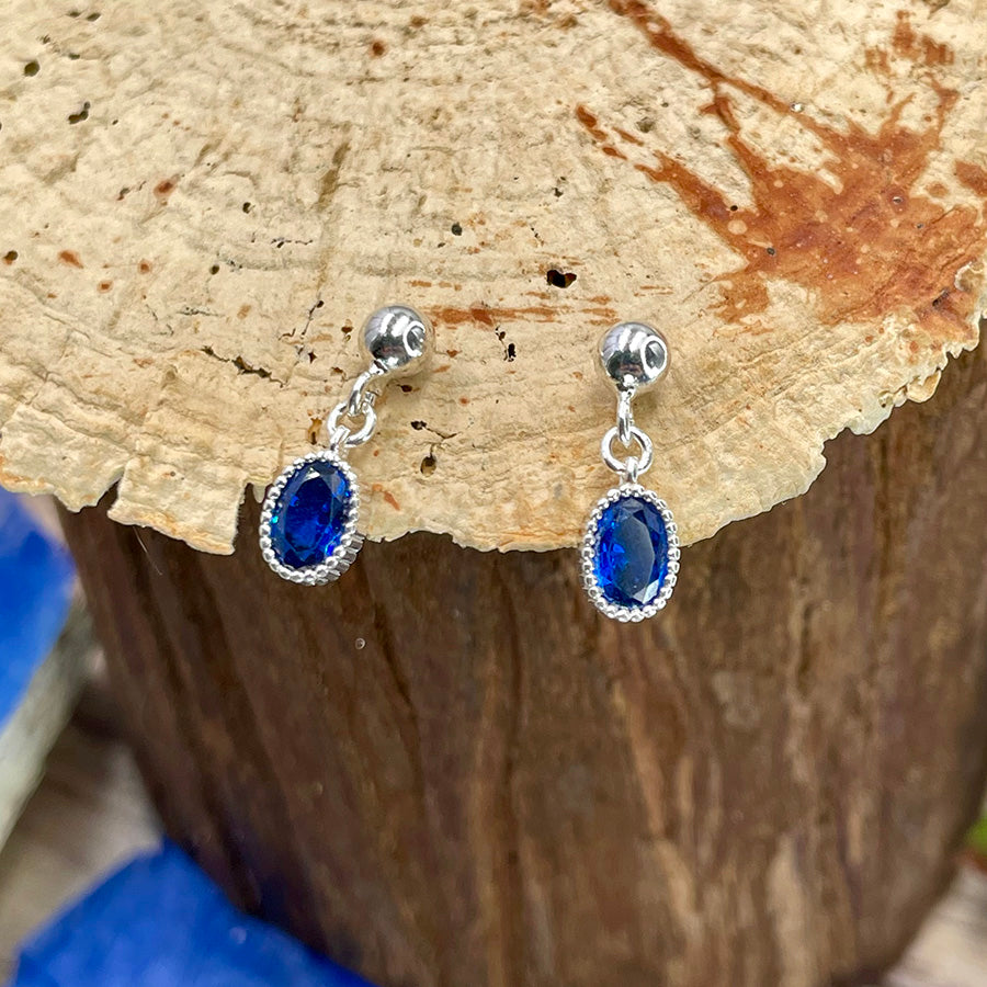 Boucles d’oreilles femme BLUE JOB – clous argent 925 et pendentifs zircon bleu façon saphir, serti milgrain