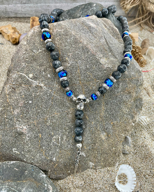 Collier homme BLESS ME DIRTY – chapelet revisité perles de larvikite 8 mm, skull signature et pendentif dague argent 925